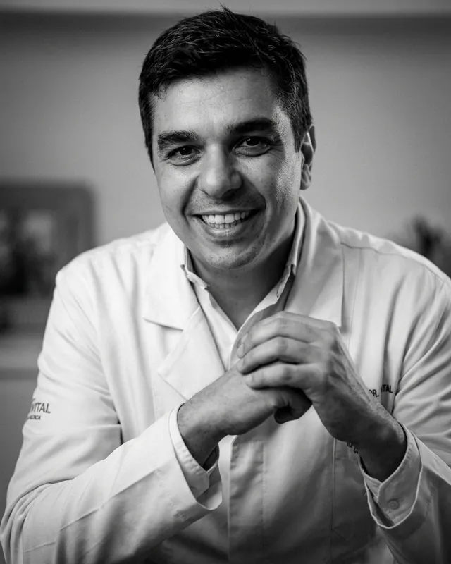 Retrato do Dr. Lucas Bastianelli, nefrologista, de jaleco no consultório